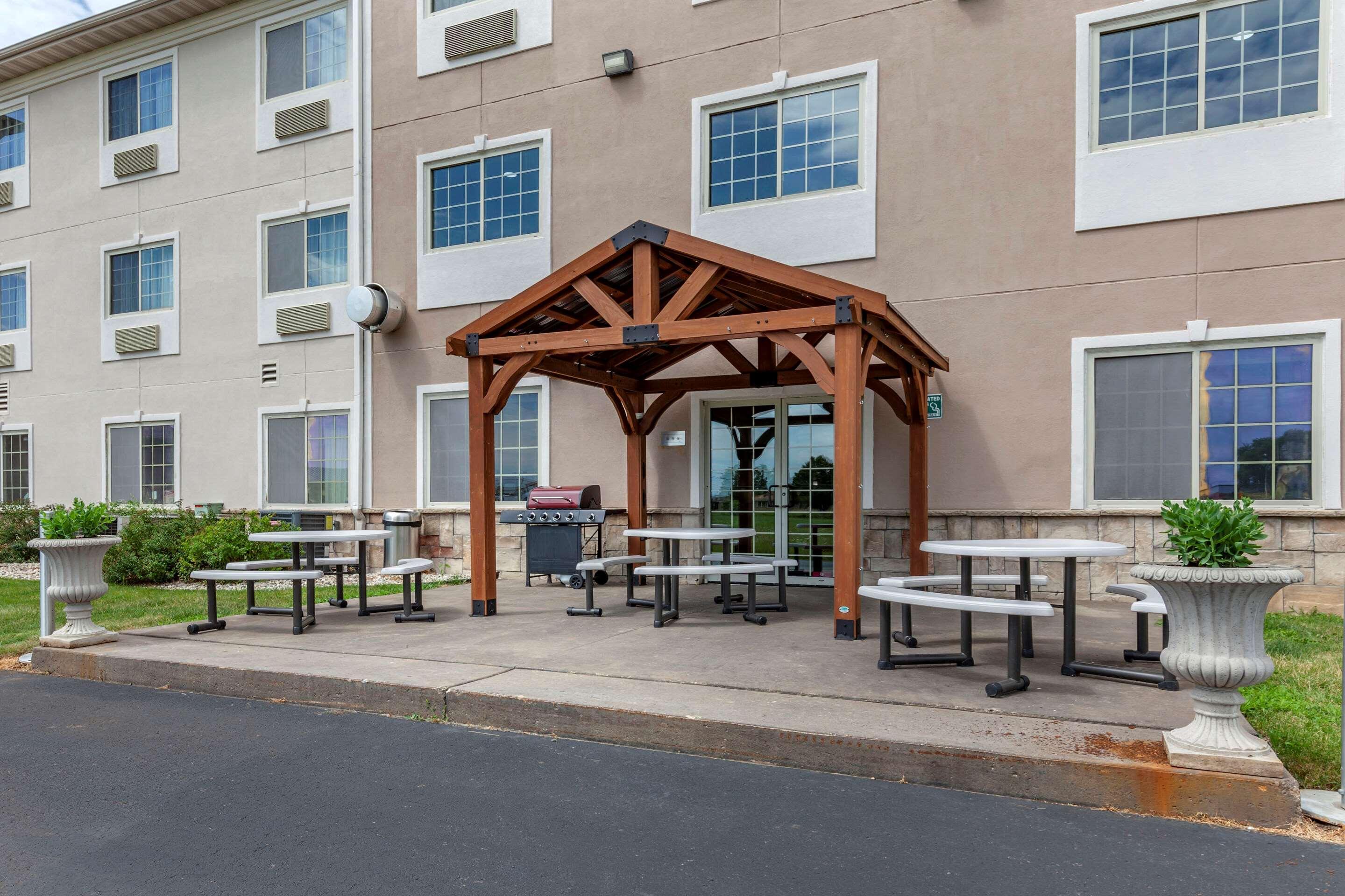 Comfort Suites Delavan - Lake Geneva Area Exterior photo